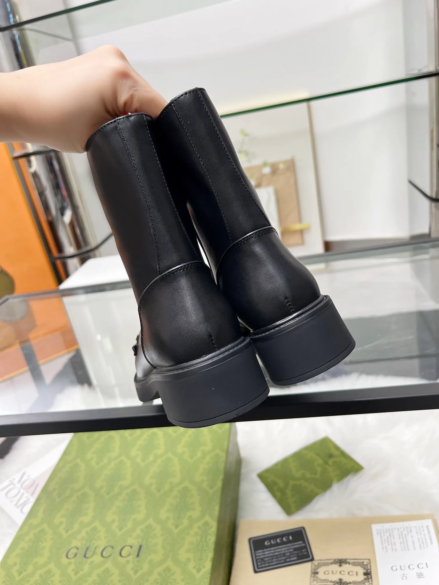 👟👟Ex-factory price 600👟👟 2025 latest version of Gucci GUCCI hot sale✅ 🎉Very easy to match👍Inner zipper design, easy to put on and take off 'Branded buckle Heel height: 6cm Fabric: Cowhide/open edge beads Inner/foot: apricot cowhide 🐂 Outsole PPU material Color: black Code number: 34-40. 34 and 41 42 need to be customized. Packaging: Comes with card and cloth bag.
